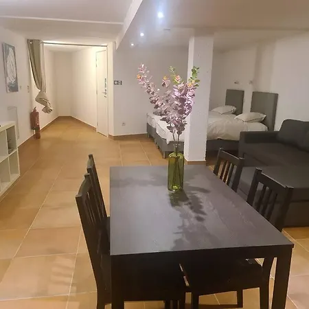 Spacious Studio With Private Entrance Apartamento Amberes
